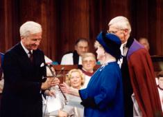 The Queen Mother and President v. Weizsäcker exchanging gifts